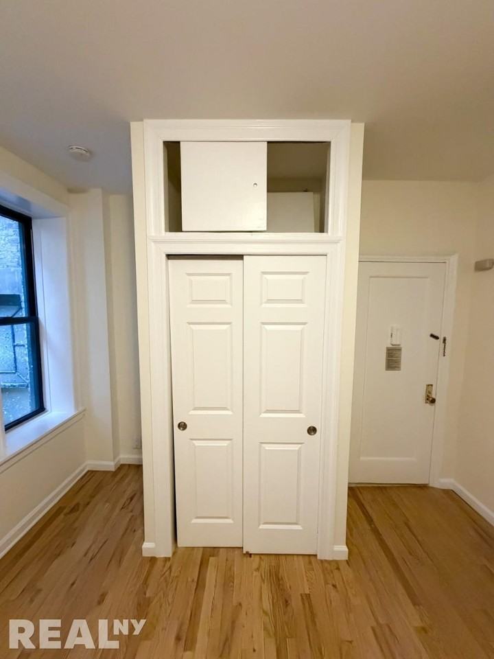 W 72nd St #2A - Photo 3 of 4