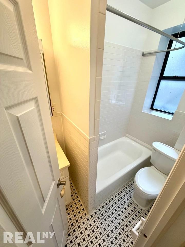 W 72nd St #3A - Photo 4 of 4