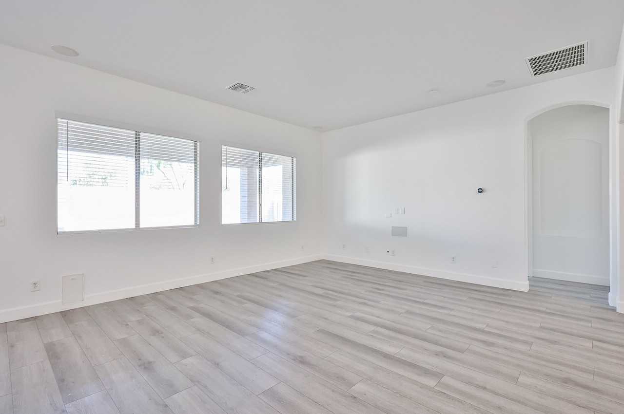 10320 W Cashman Dr - Photo 4 of 30