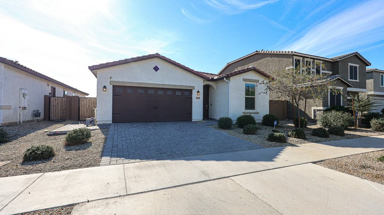 15689 W Woodlands Ave - Photo 2 of 34