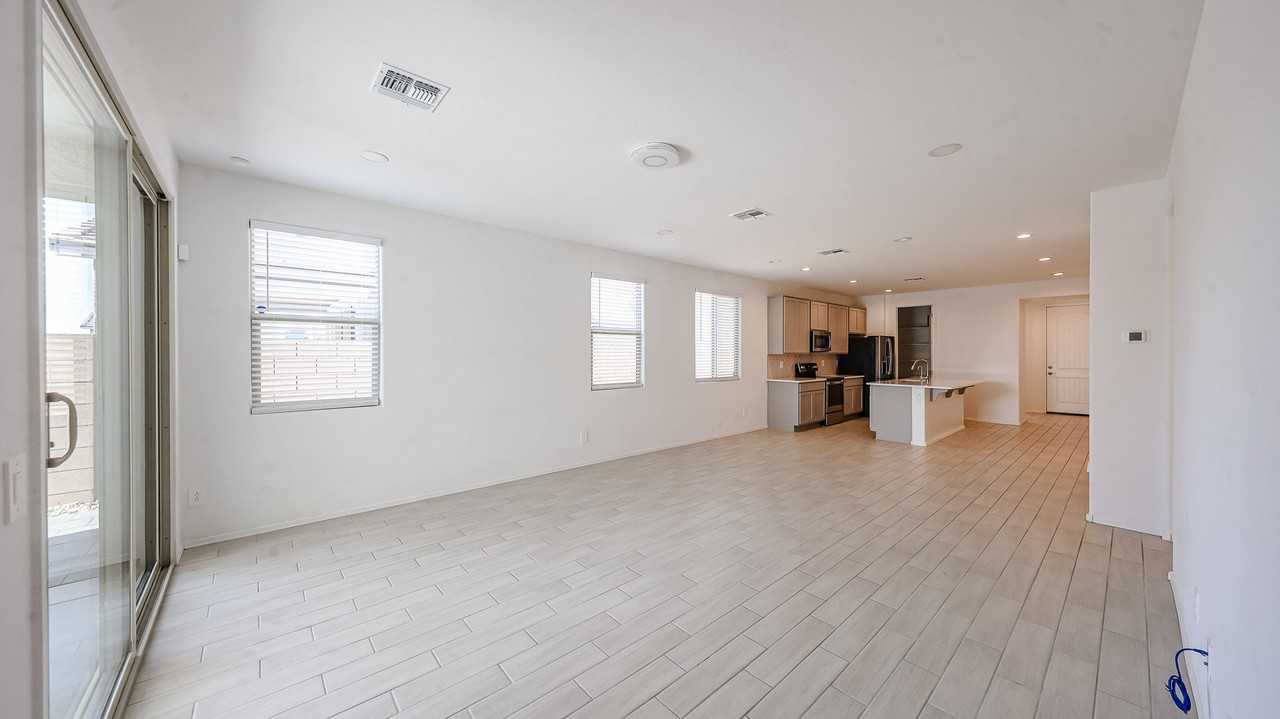 15689 W Woodlands Ave - Photo 6 of 34