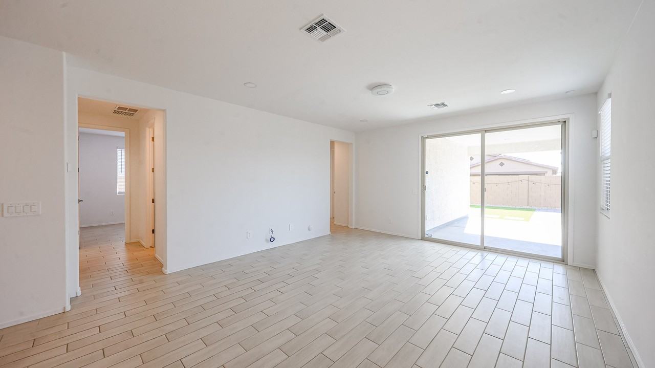 15689 W Woodlands Ave - Photo 7 of 34