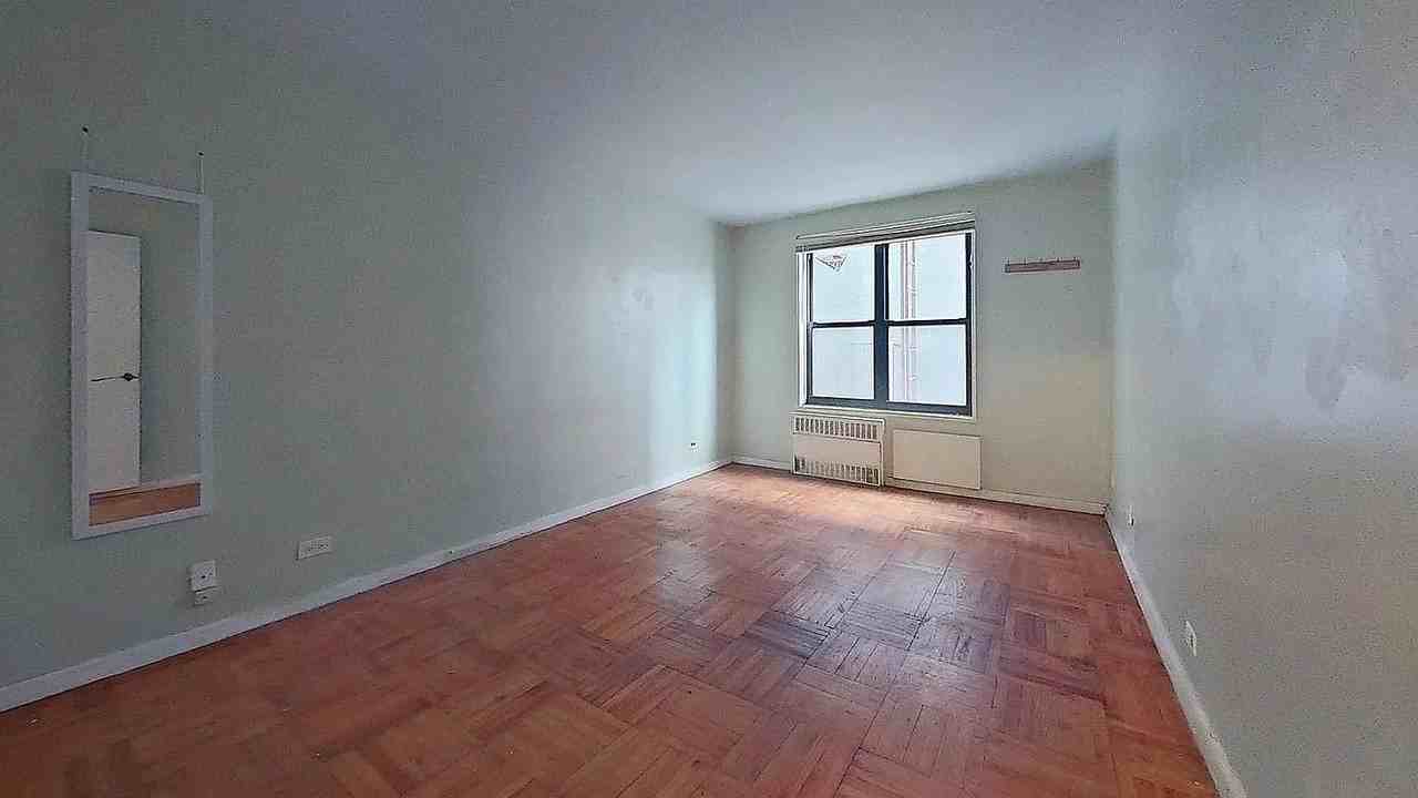 13317 Sanford Ave #1K - Photo 4 of 5