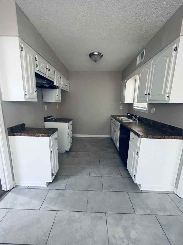 2864 Whitney Ave - Photo 4 of 15