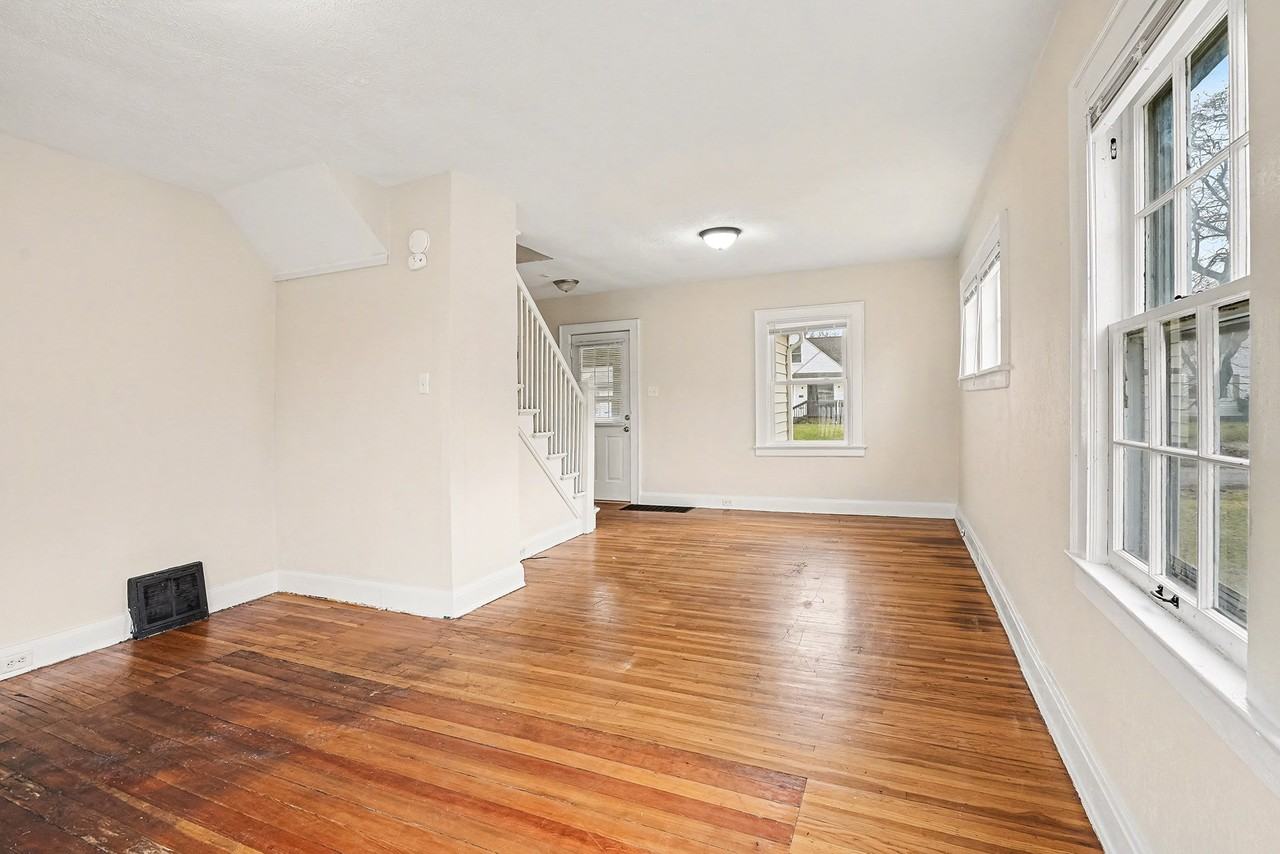 609 E Victoria St - Photo 4 of 17