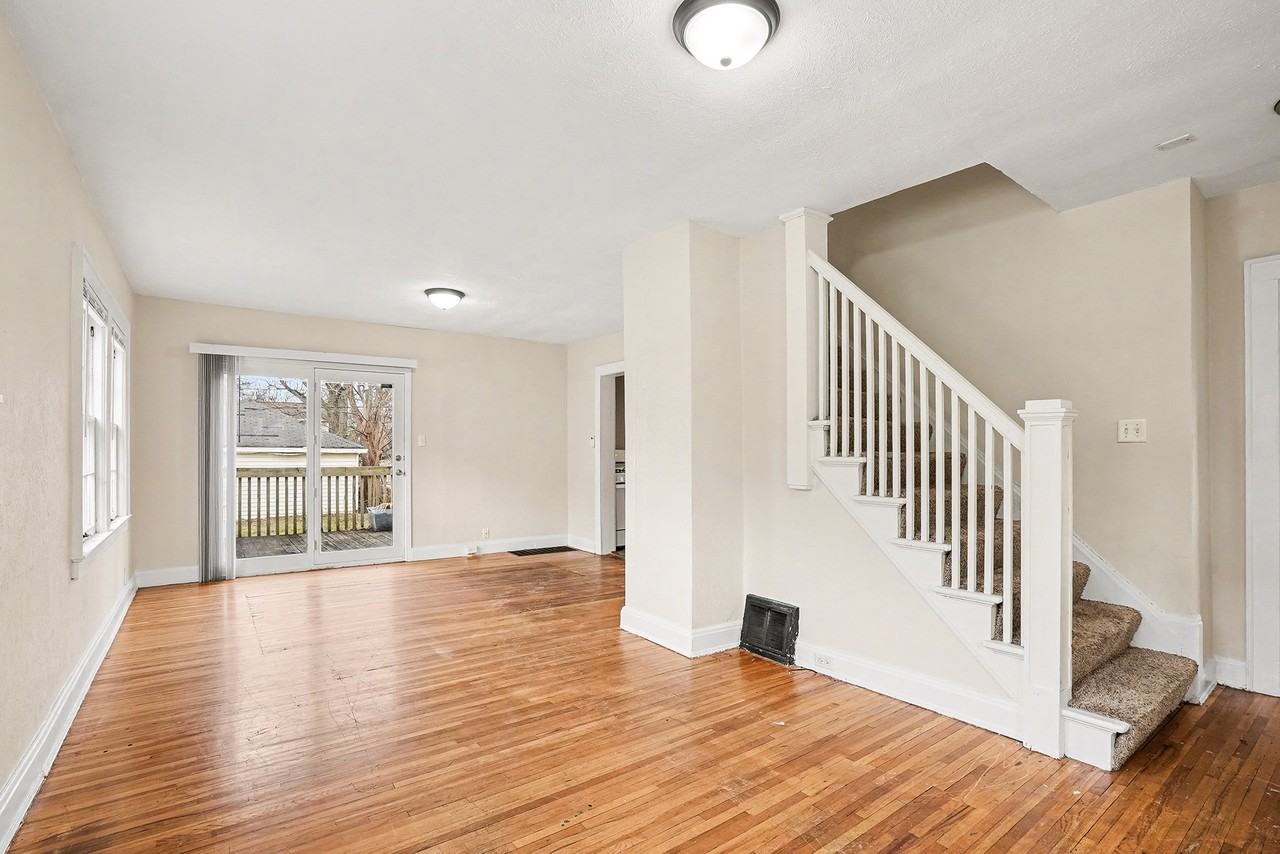 609 E Victoria St - Photo 5 of 17