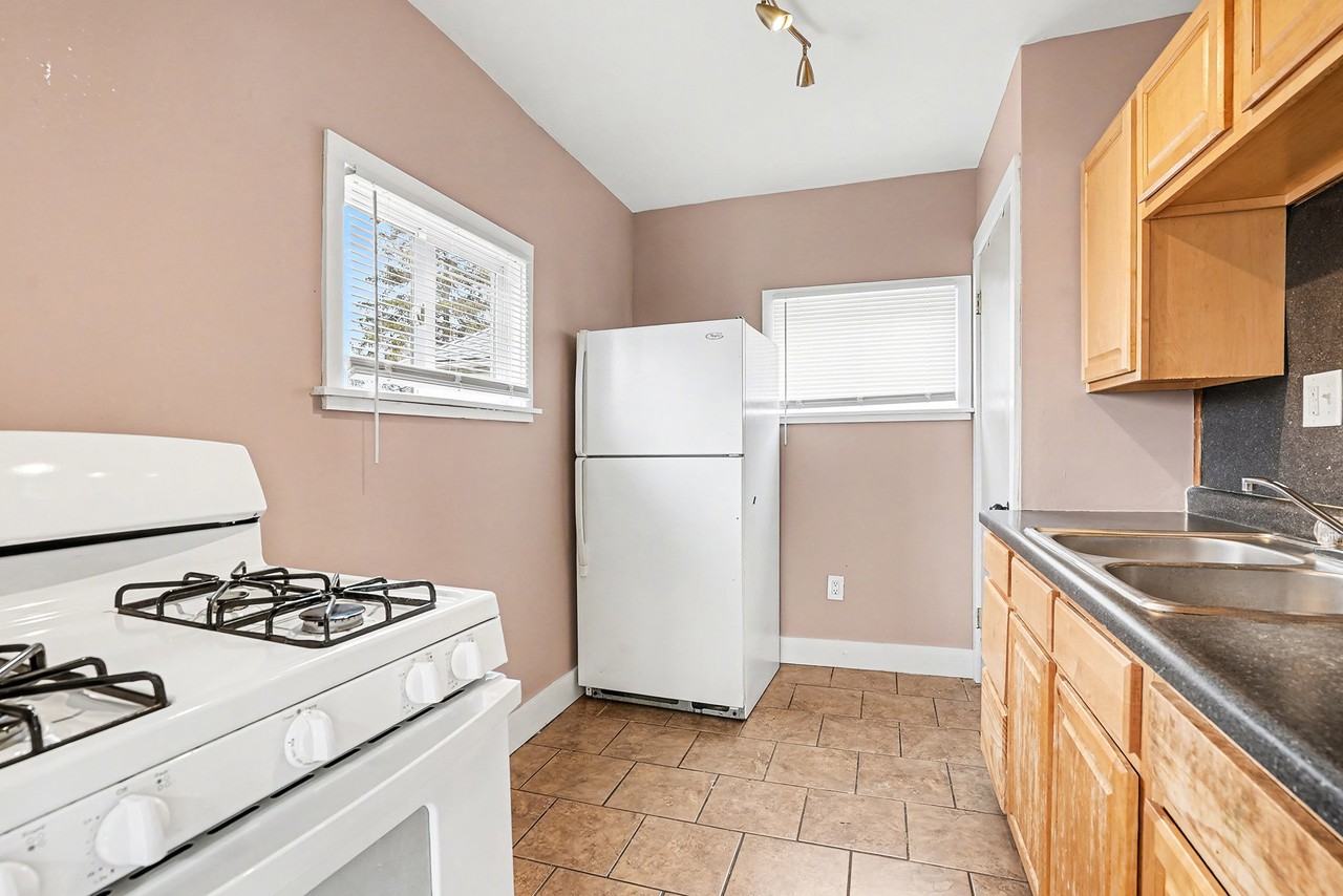 609 E Victoria St - Photo 6 of 17