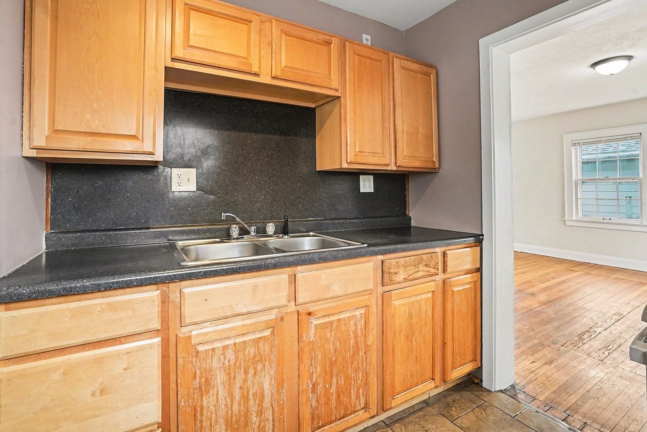 609 E Victoria St - Photo 7 of 17