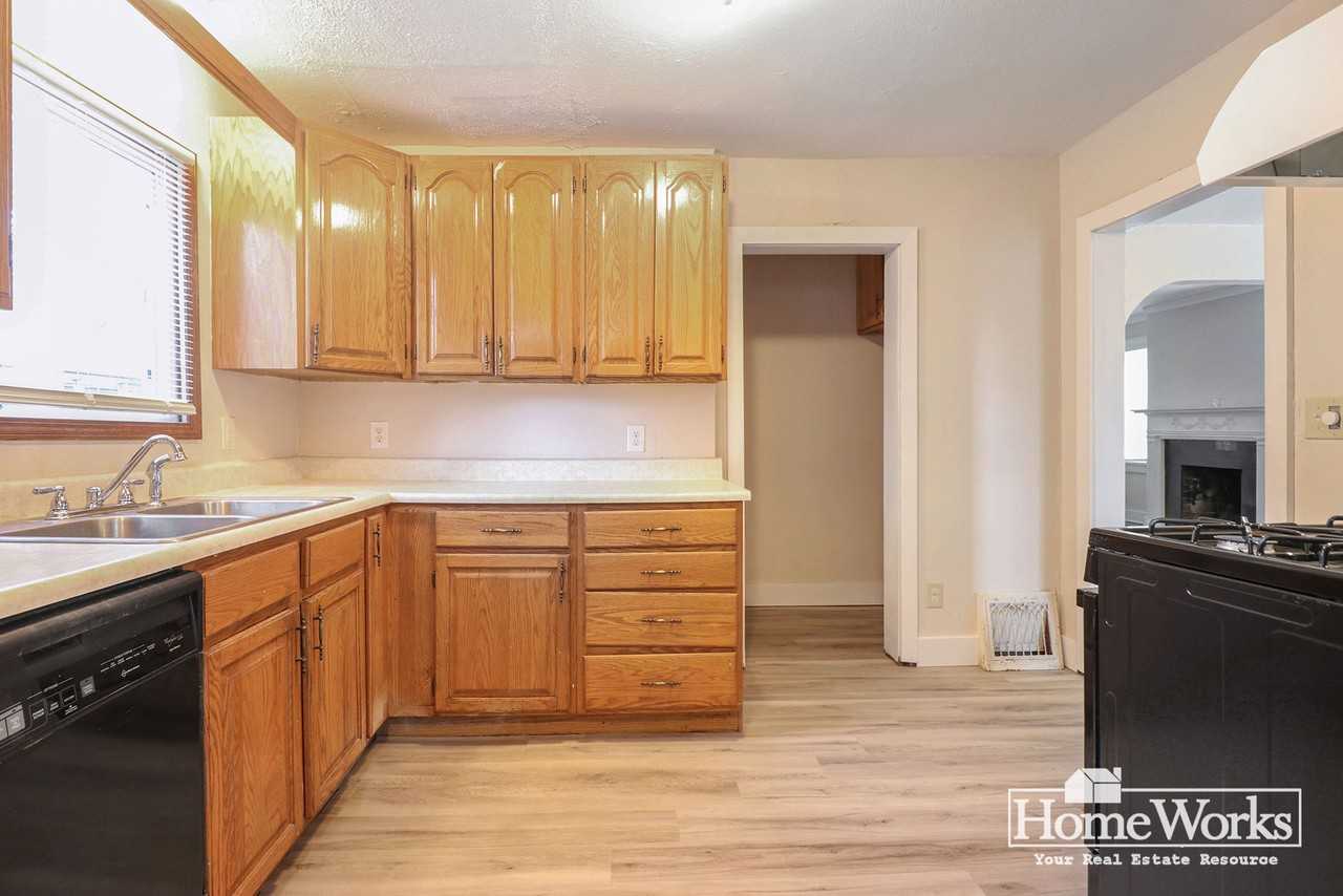 1917 Beverly Pl - Photo 6 of 13