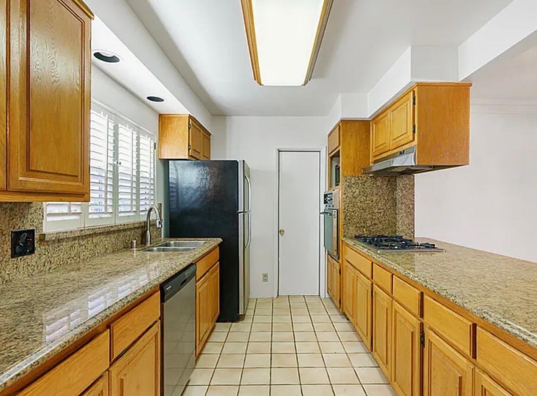 1744 S Genesee Ave - Photo 5 of 10