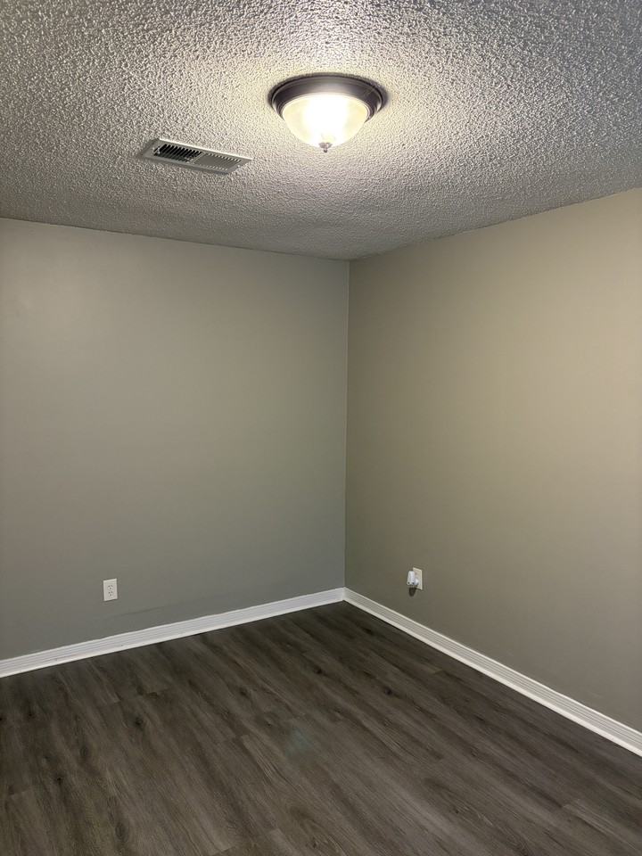 1005 Wright St - Photo 3 of 10