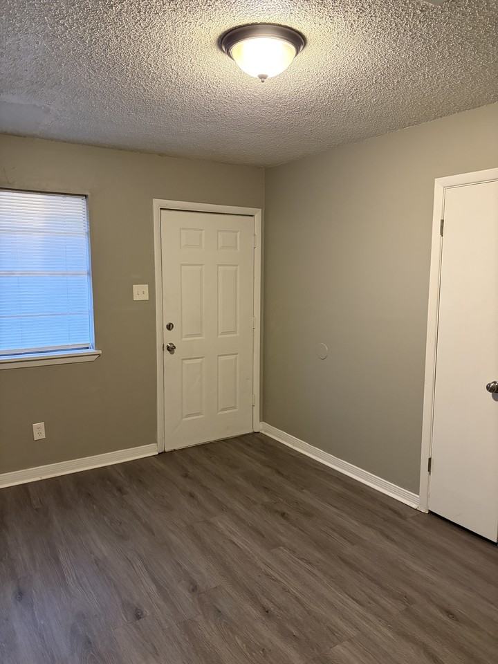 1005 Wright St - Photo 4 of 10