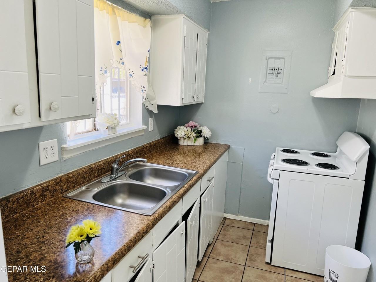 8921 Kenneth St - Photo 4 of 10