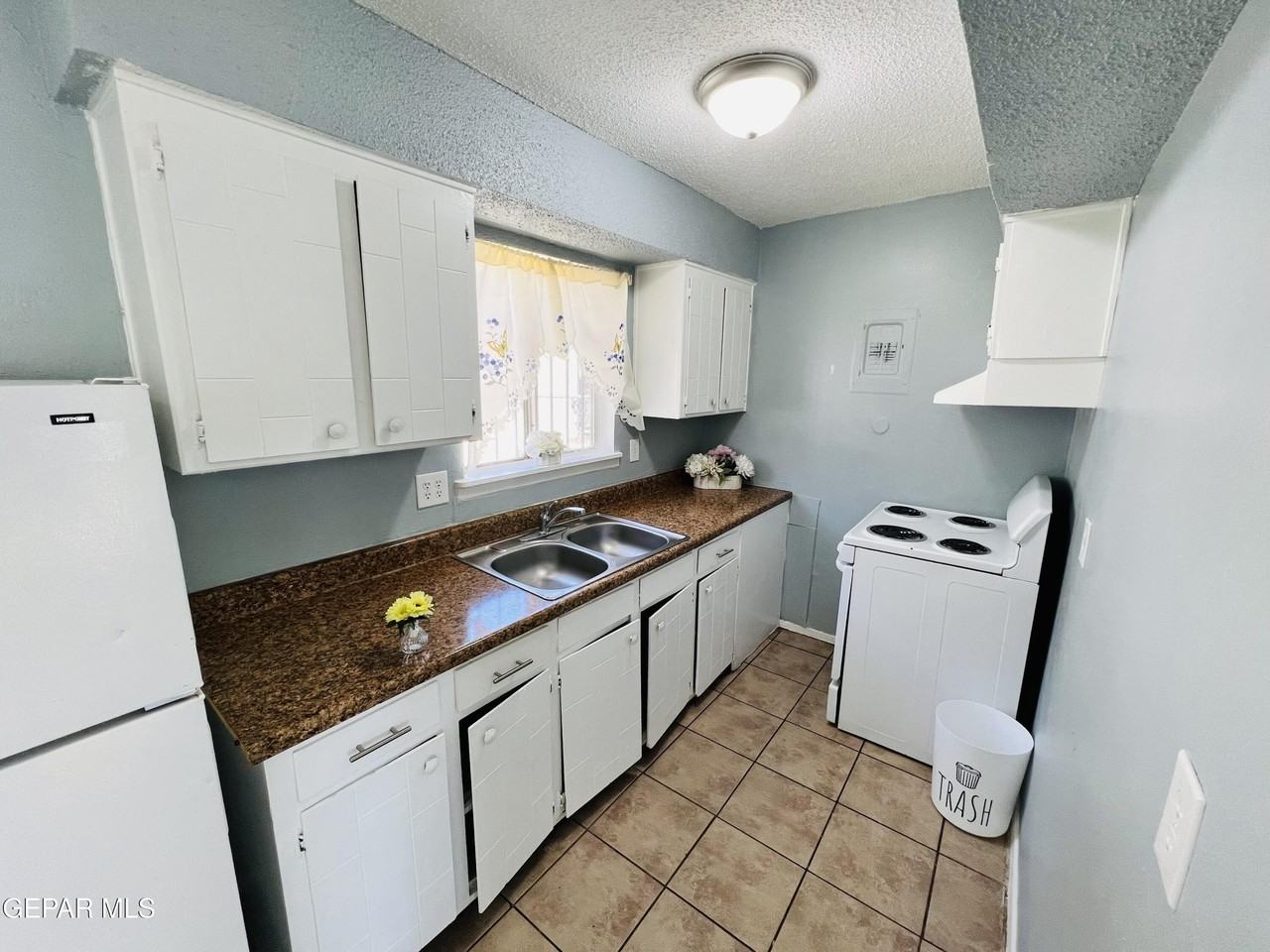 8921 Kenneth St - Photo 5 of 10