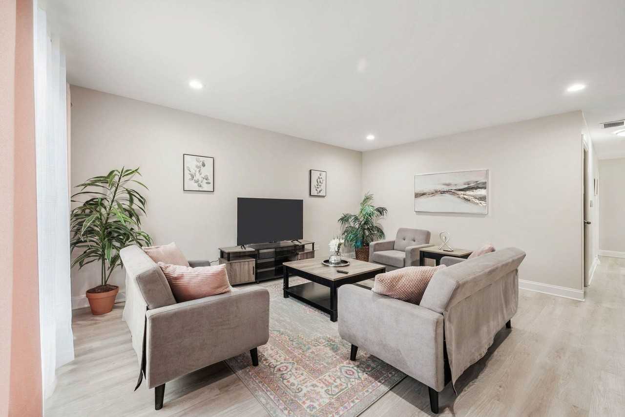 10907 S Normandy Ave - Photo 2 of 29