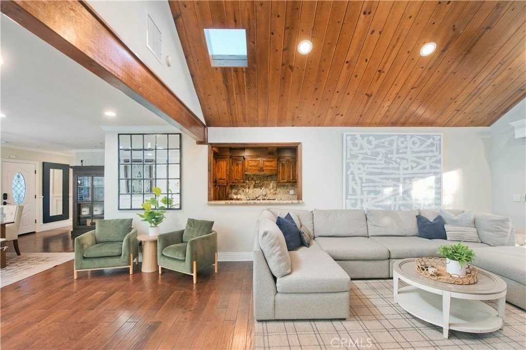 19148 Sylvan St - Photo 5 of 29