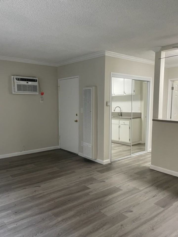 Valle Plaza - Photo 4 of 19