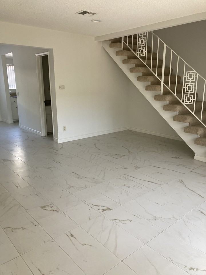 380 S Mentor Ave - Photo 3 of 18