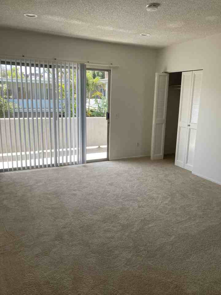 380 S Mentor Ave - Photo 5 of 18