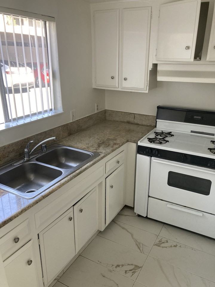 380 S Mentor Ave - Photo 6 of 18