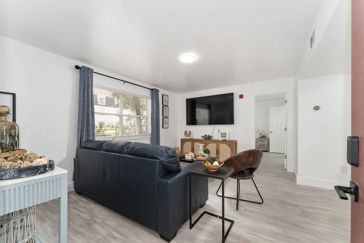 2360 Sw Archer Rd #1355835P - Photo 2 of 27