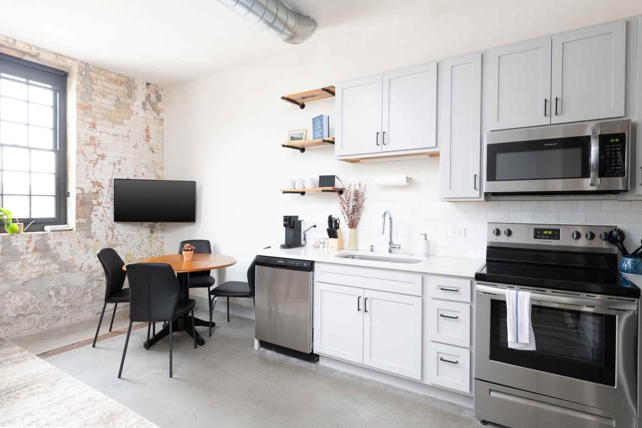 1009 West Juneau Avenue - Photo 3 of 51