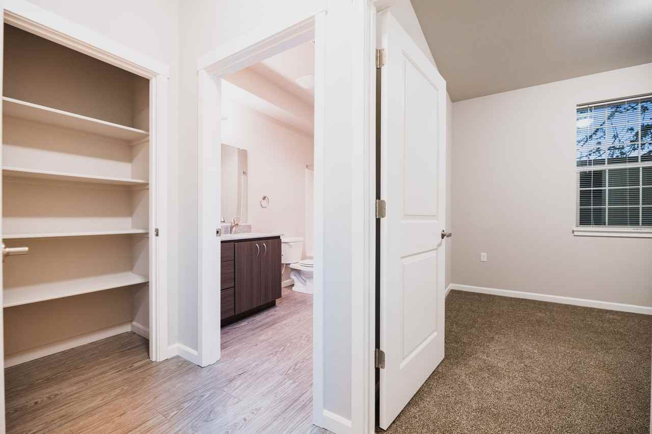 Miller Manor - Photo 6 of 33