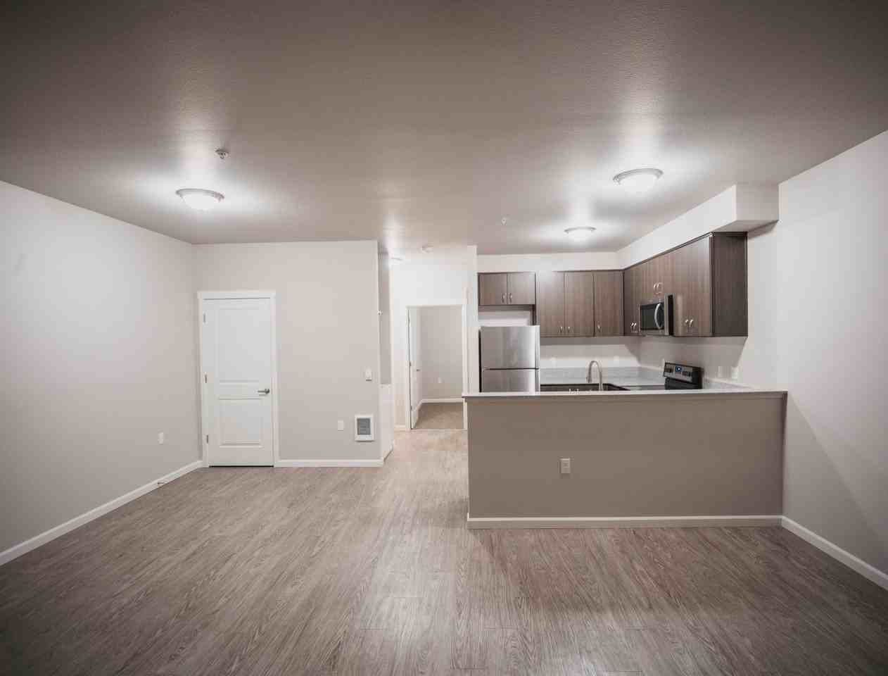 Miller Manor - Photo 7 of 33