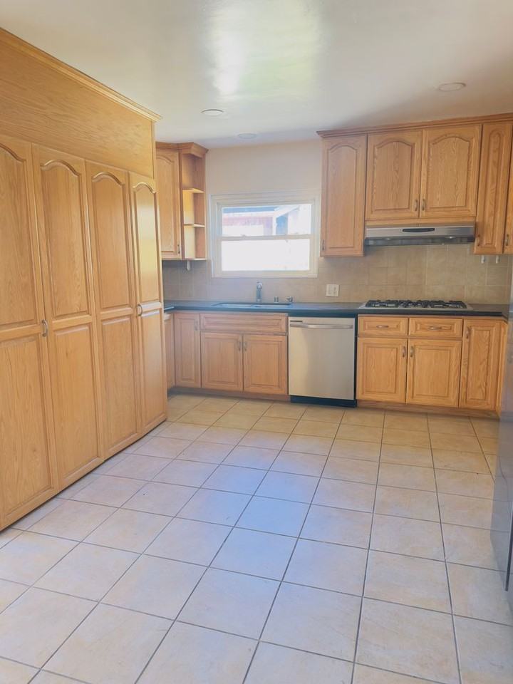 17529 Lanark St - Photo 5 of 13