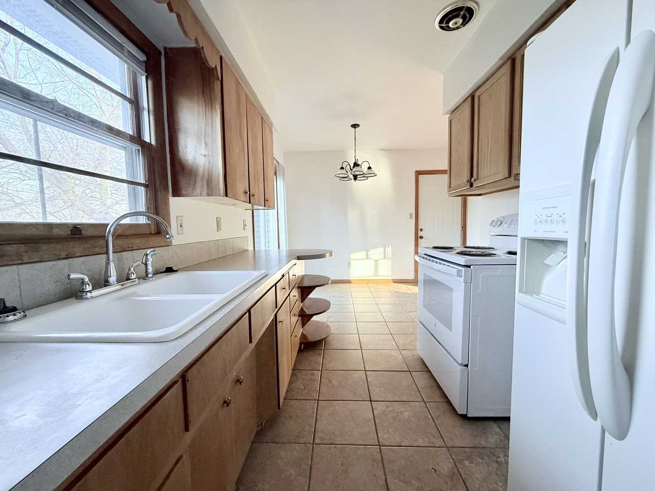 402 Beverly Hills Street - Photo 7 of 20