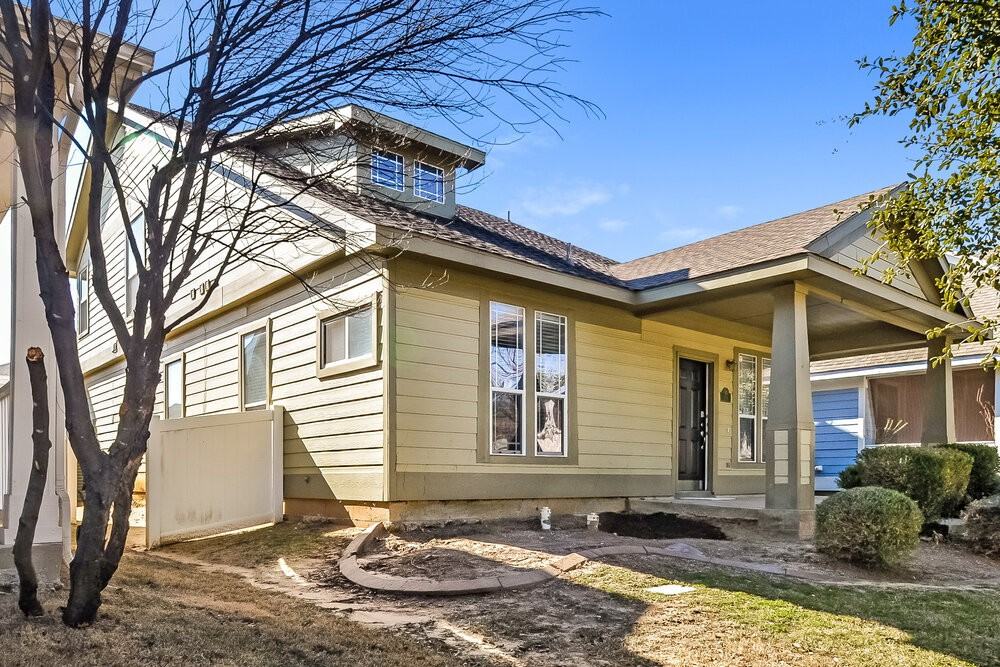 1116 Oakcrest Dr - Photo 4 of 17