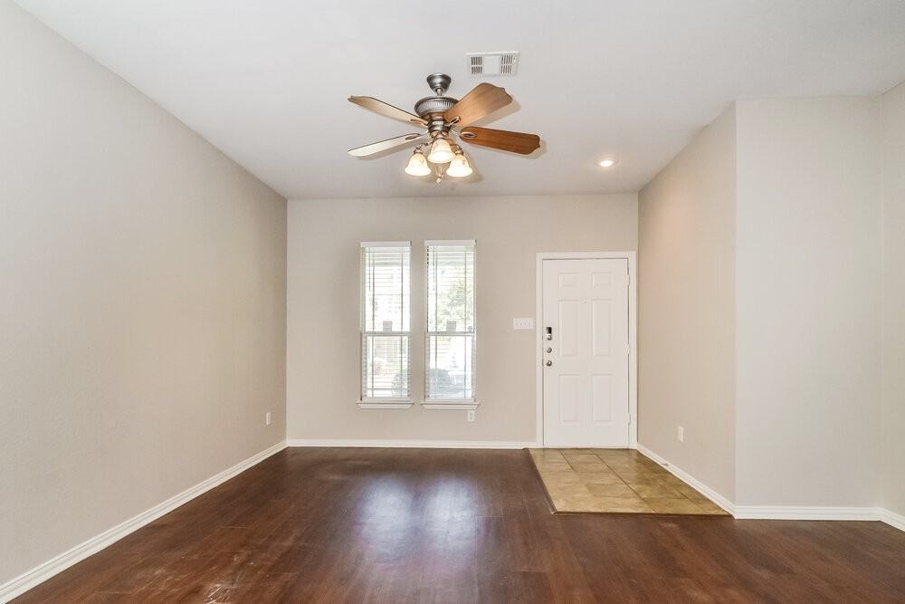 1116 Oakcrest Dr - Photo 6 of 17