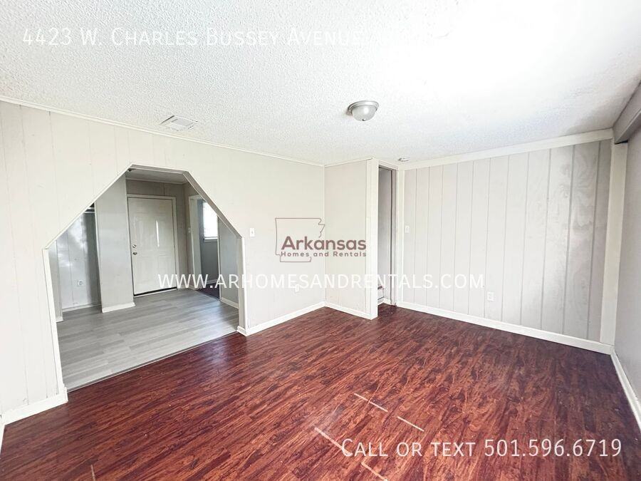 4423 W Charles Bussey Ave - Photo 2 of 14