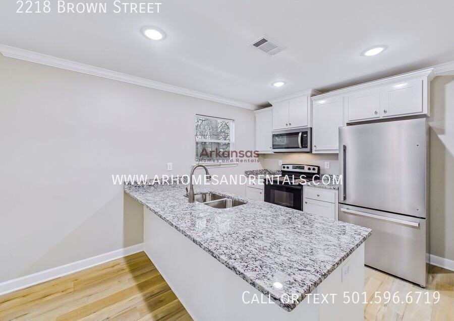 2218 Brown St - Photo 4 of 12