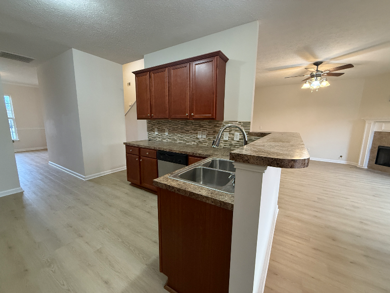 102 Privett Ct - Photo 7 of 32