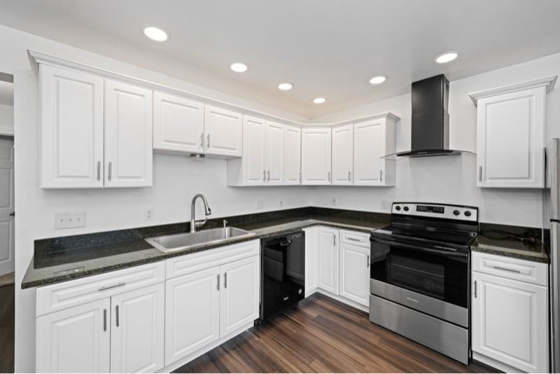 14212 Leroy Ave - Photo 4 of 16