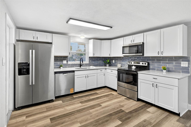 10933 Premier Ave - Photo 3 of 12