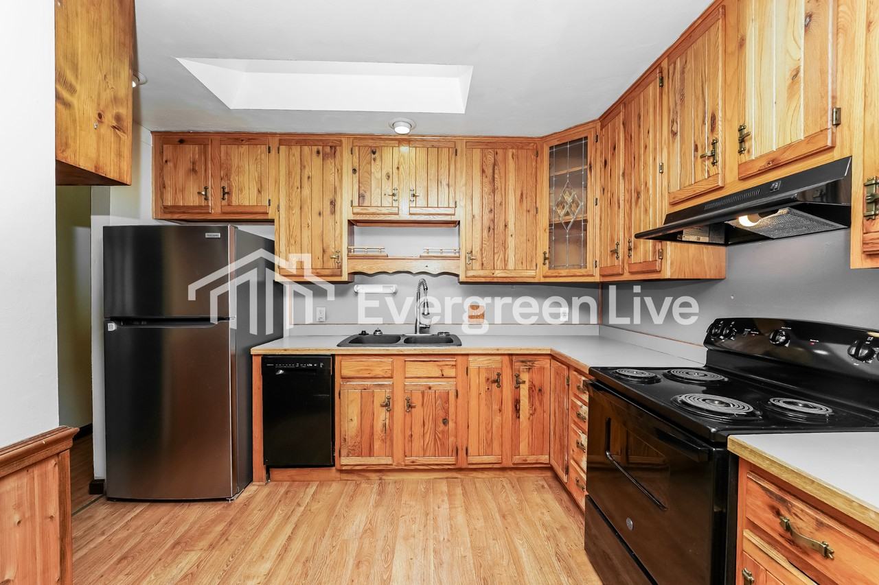 220 Glendale Ave - Photo 4 of 15