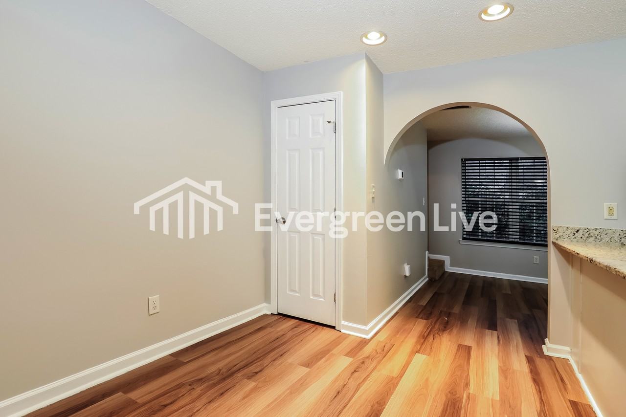 4020 Meadow Glen Way - Photo 5 of 15