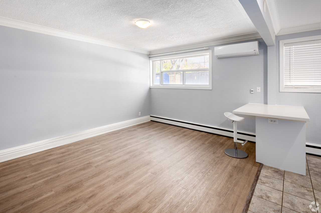 233 Mohawk Road East - Photo 2 of 8