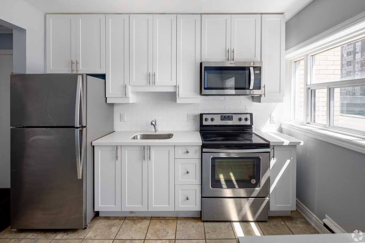 233 Mohawk Road East - Photo 3 of 8