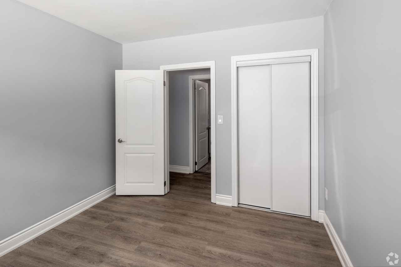 233 Mohawk Road East - Photo 6 of 8