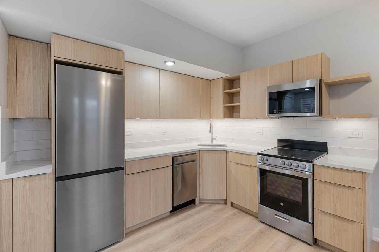 1634 W Howard St #202 - Photo 2 of 10