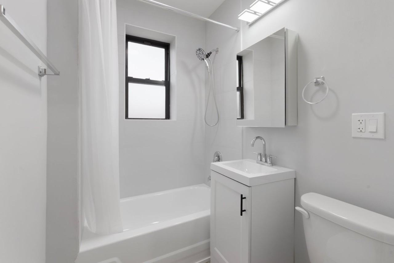 1634 W Howard St #202 - Photo 7 of 10