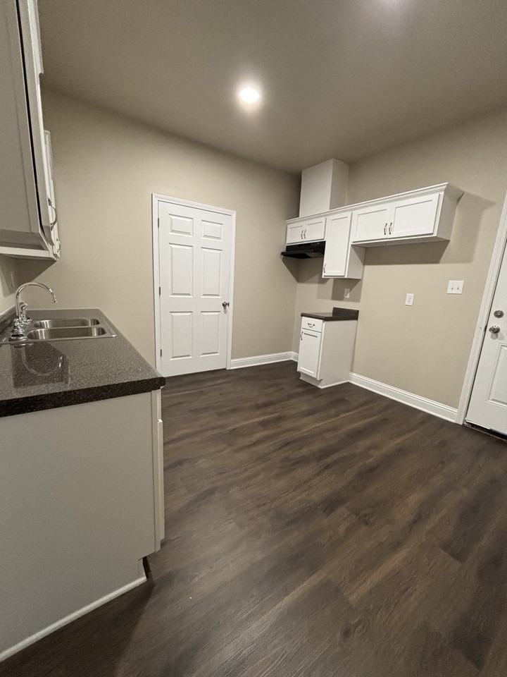 307B Lister St #NA - Photo 7 of 10