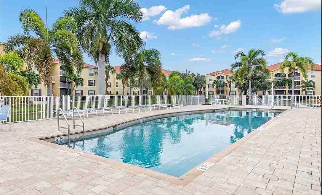 4149 Residence Dr #811