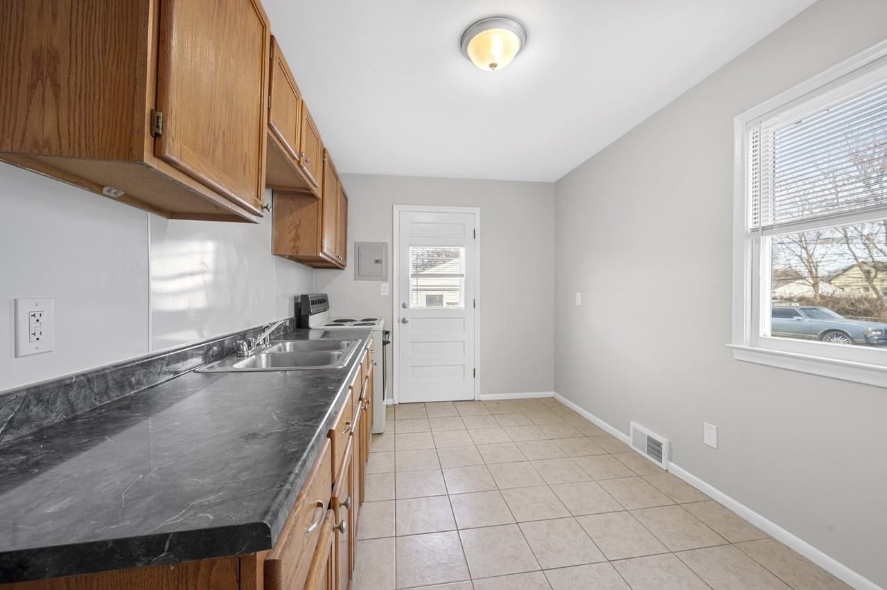 12753 Georgiana Ave #1 - Photo 3 of 9