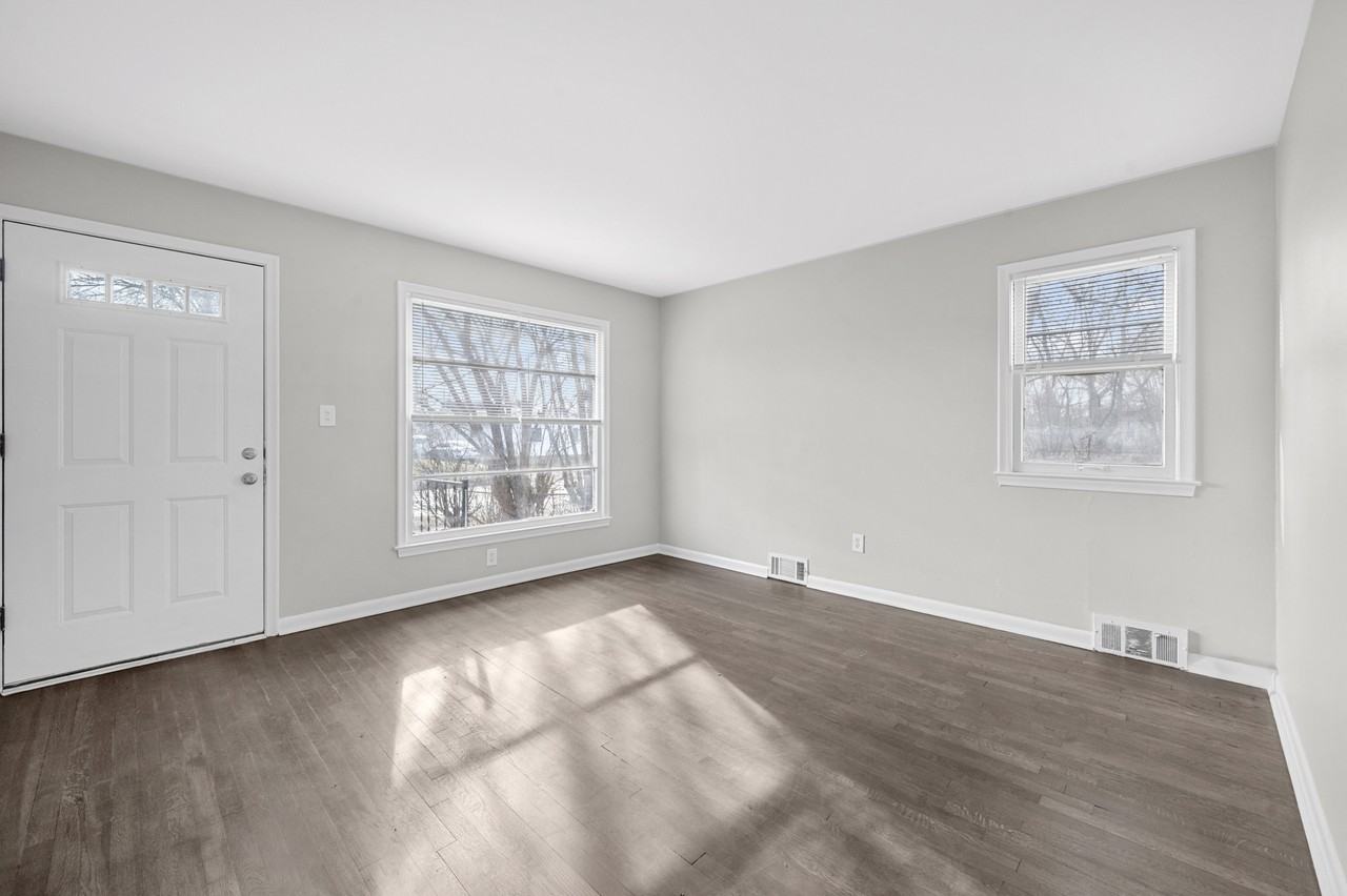 12753 Georgiana Ave #1 - Photo 5 of 9