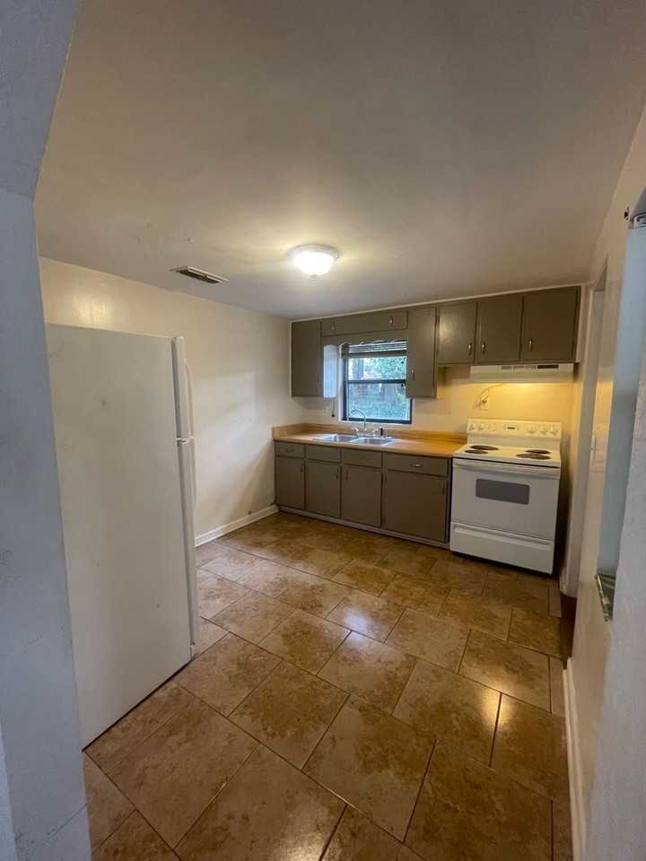 135 Colomba Rd - Photo 4 of 10