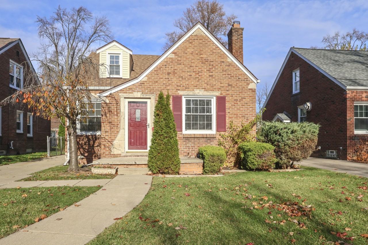 1792 Roslyn Rd - Photo 4 of 44